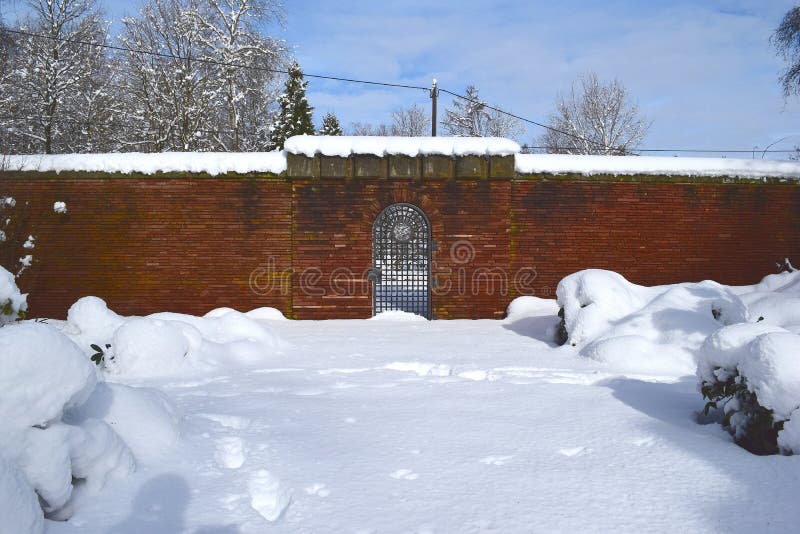 Cementerio militar, cementerio de la guerra, puerta del cementerio de la guerra, invierno de la puerta del cementerio de la guerr fotografía de archivo libre de regalías Cementerio militar, cementerio de la guerra, puerta del cementerio de la guerra, invierno de la puerta del cementerio de la guerr fotografía de archivo libre de regalías