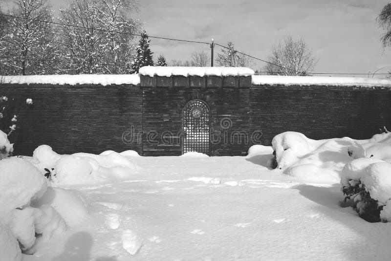 Cementerio militar, cementerio de la guerra, puerta del cementerio de la guerra, invierno de la puerta del cementerio de la guerr fotos de archivo Cementerio militar, cementerio de la guerra, puerta del cementerio de la guerra, invierno de la puerta del cementerio de la guerr fotos de archivo