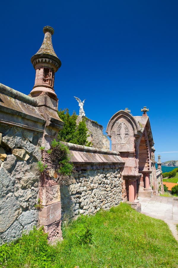 Cementerio viejo de Medival en Comillas, España imagen de archivo libre de regalías Cementerio viejo de Medival en Comillas, España imagen de archivo libre de regalías