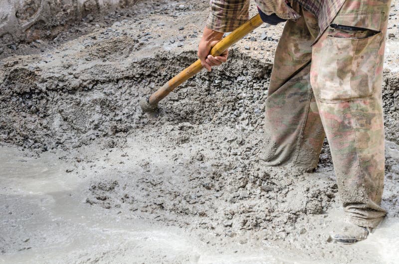 Cemento de mezcla del trabajador de construcción fotografía de archivo libre de regalías Cemento de mezcla del trabajador de construcción fotografía de archivo libre de regalías