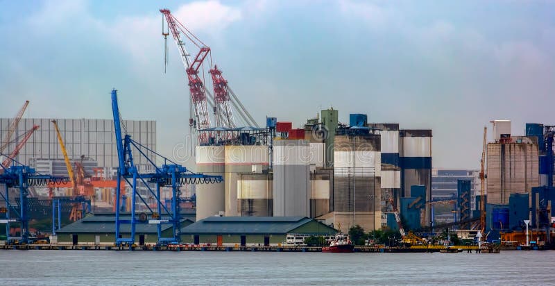 Cementsilo's in de Jurong-Haven, Singapore royalty-vrije stock afbeelding Cementsilo's in de Jurong-Haven, Singapore royalty-vrije stock afbeelding