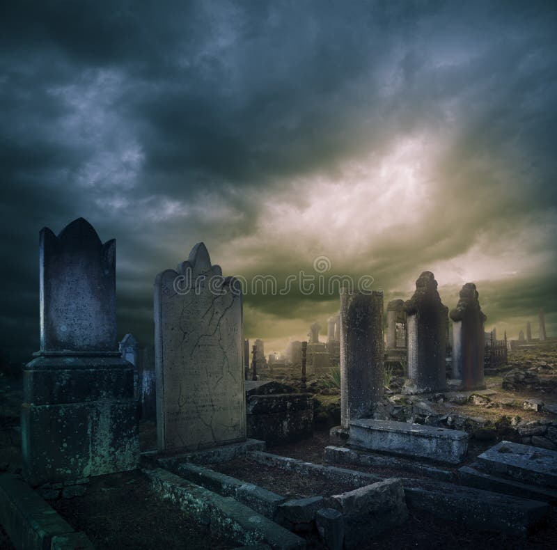 Aterrador cementerio oscuro nubes.