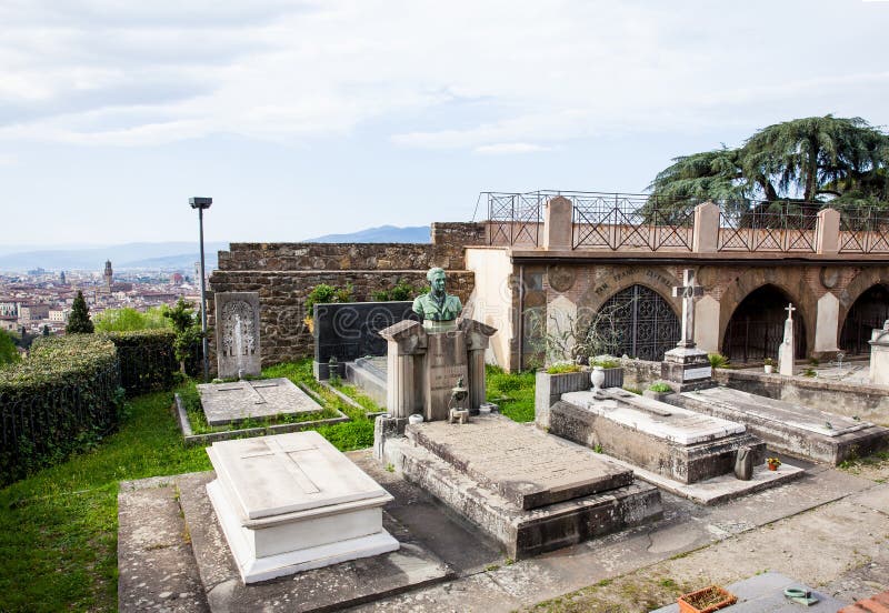 Cemitério da porta santamente a e a cidade bonita de Florença imagens de stock Cemitério da porta santamente a e a cidade bonita de Florença imagens de stock