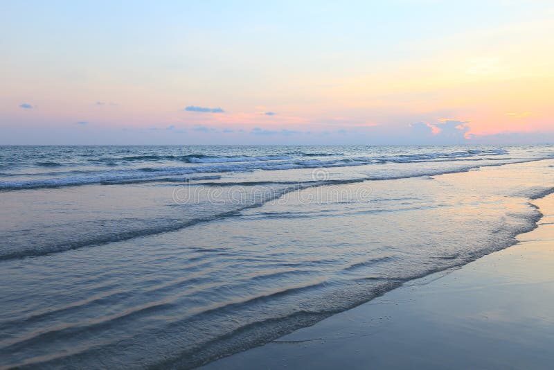 Cena calma e sereno do por do sol na praia, Rayong, Tailândia foto de stock Cena calma e sereno do por do sol na praia, Rayong, Tailândia foto de stock