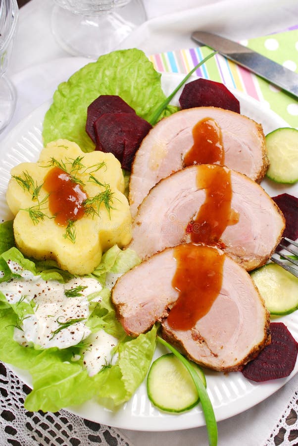 Cena con cerdo y la patata asados imagen de archivo Cena con cerdo y la patata asados imagen de archivo