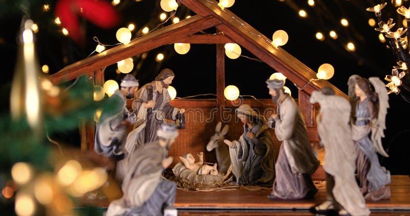 Cena da Natividade de Jesus Cristo com luzes atmosfÃ©ricas perto da Ã¡rvore de Natal