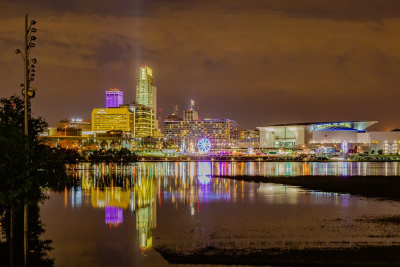 A cena da noite do beira-rio de Omaha com o Conselho do parque da borda do rio inundado de Tom Hanafan blefa Iowa foto de stock A cena da noite do beira-rio de Omaha com o Conselho do parque da borda do rio inundado de Tom Hanafan blefa Iowa foto de stock