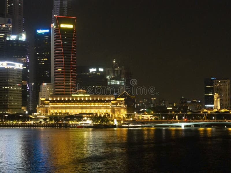 Cena da noite do hotel de Fullerton em Marina Bay, Singapura imagem de stock Cena da noite do hotel de Fullerton em Marina Bay, Singapura imagem de stock