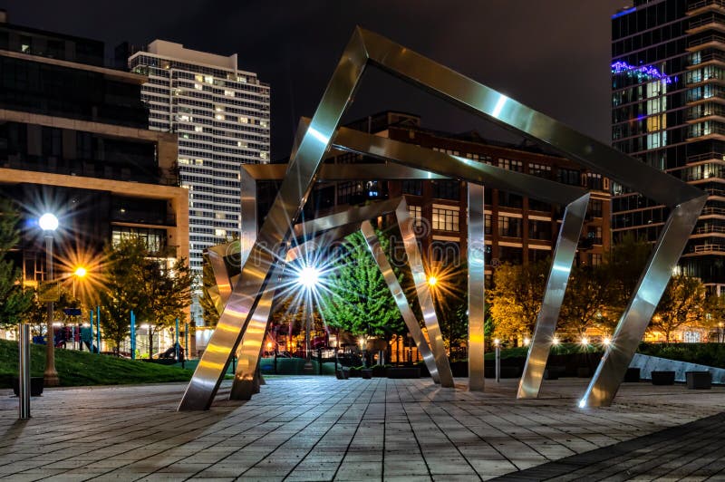 Cena da noite da plaza da fonte no parque de vizinhança ocidental do laço de Chicago Curso em Illinois imagens de stock Cena da noite da plaza da fonte no parque de vizinhança ocidental do laço de Chicago Curso em Illinois imagens de stock