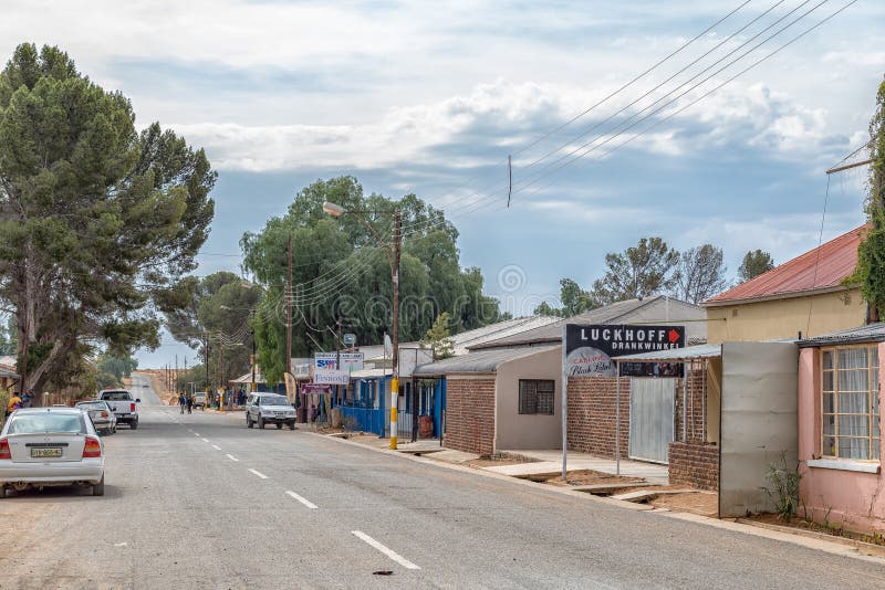 Cena da rua, com negócios, veículos e povos, em Luckhoff fotografia de stock