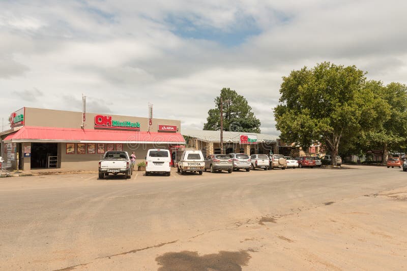 Cena da rua com supermercado e loja de bebidas em Winterton fotos de stock