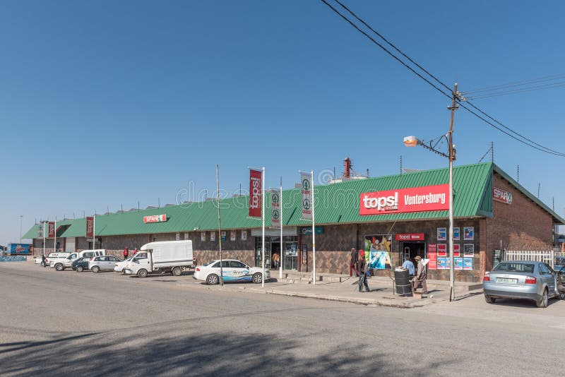 Cena de rua, com supermercado, pessoas e veículos, em Ventersburg fotos de stock royalty free