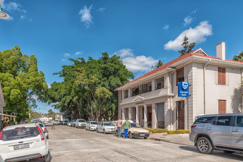 Cena da rua, com um banco, uns povos e uns veículos, em Clanwilliam fotografia de stock royalty free