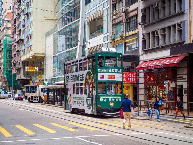 A cena da rua de Bustling, em Hong Kong, com prédios coloridos e pedestres a atravessar imagens de stock