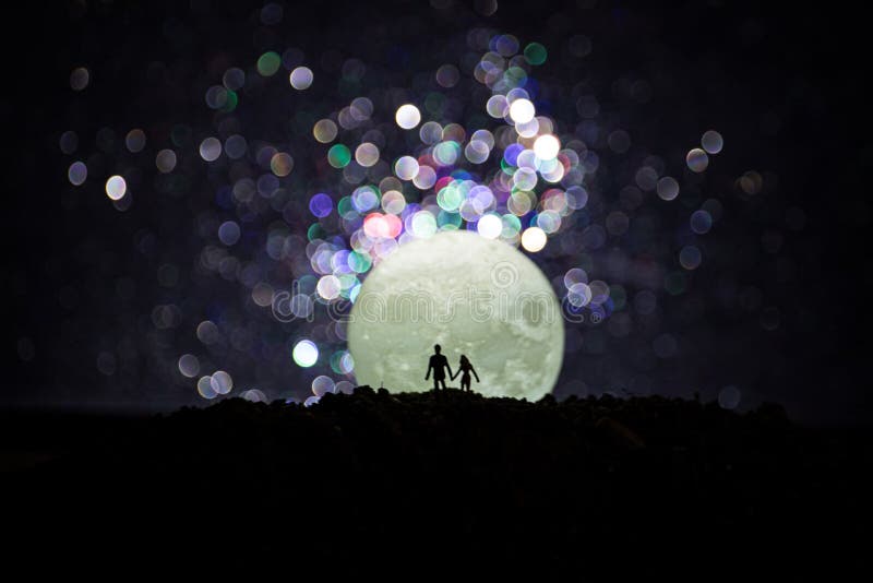 Cena de amor surpreendente Silhuetas dos pares românticos novos que estão sob a luz de lua ilustração royalty free Cena de amor surpreendente Silhuetas dos pares românticos novos que estão sob a luz de lua ilustração royalty free