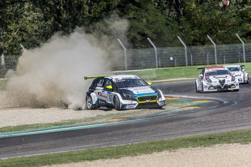 Cena De Corrida Automática Com Três Carros Esportivos Esmagando a Areia Em  Um Autosíndrome Foto Editorial - Imagem de competir, excitador: 162591346