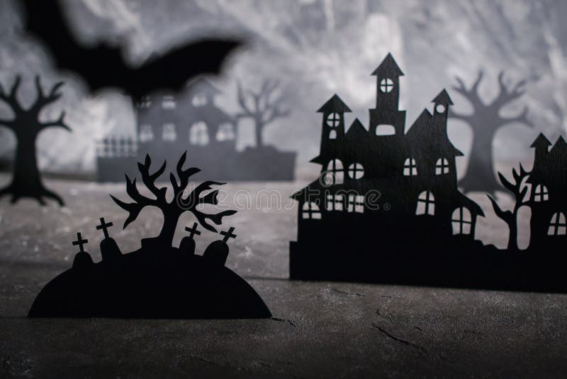 Cena De Halloween Casas De Papel E árvores Enevoadas Escuras No Cemitério  Imagem de Stock - Imagem de casa, arrepiante: 129450157