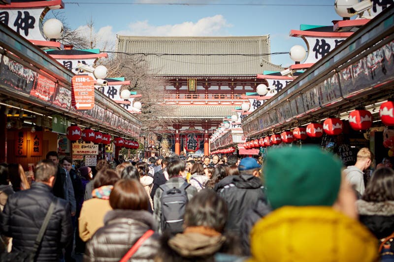 Cena de rua em chamas em uma cidade que apresenta um grupo diversificado de pessoas perto do templo sensoji fotografia de stock