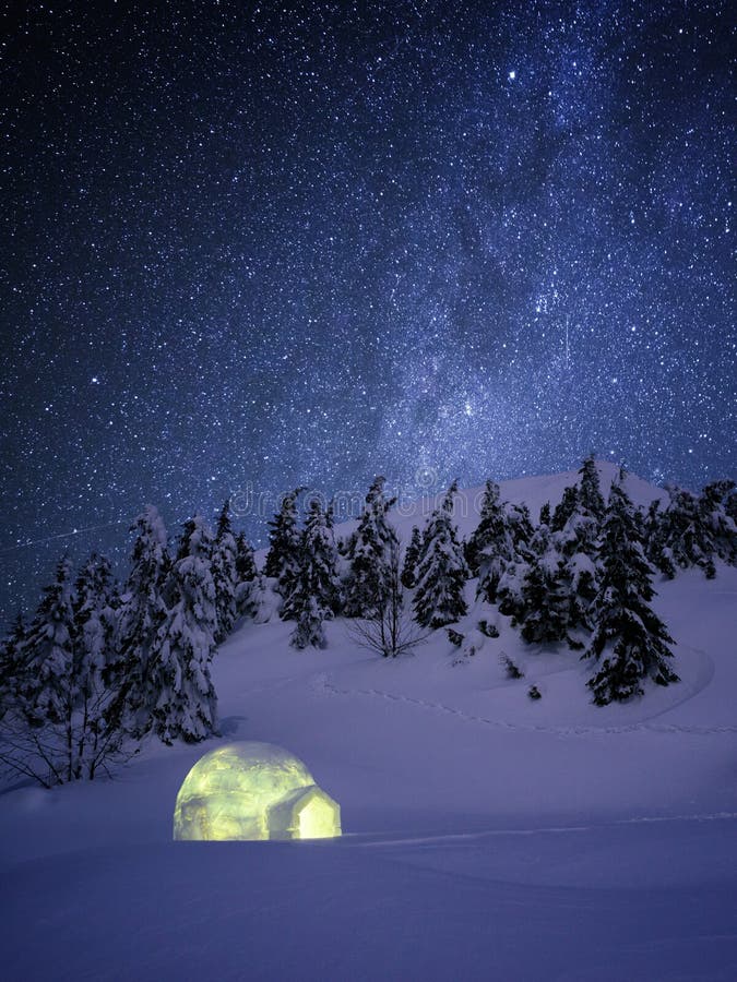 Cena de surpresa da noite do inverno com neve do iglu e um céu estrelado imagem de stock royalty free Cena de surpresa da noite do inverno com neve do iglu e um céu estrelado imagem de stock royalty free