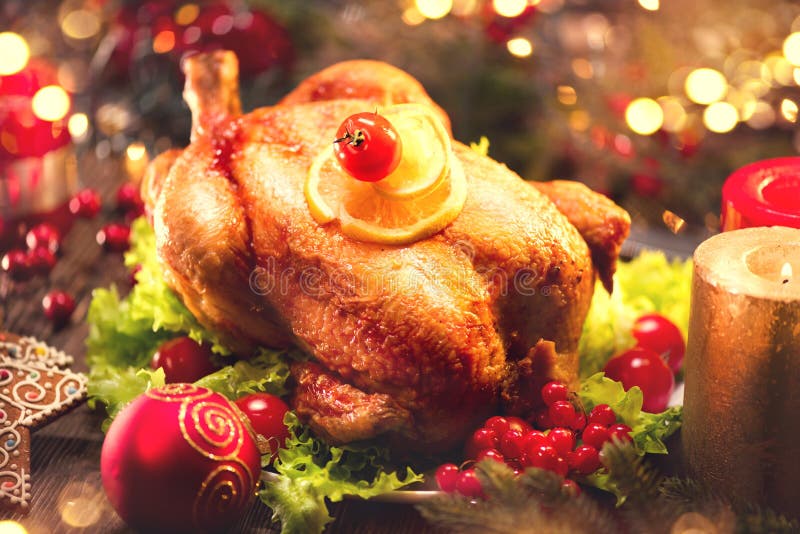 Cena della famiglia di Natale Tavola di festa di Natale con il tacchino fotografia stock libera da diritti Cena della famiglia di Natale Tavola di festa di Natale con il tacchino fotografia stock libera da diritti