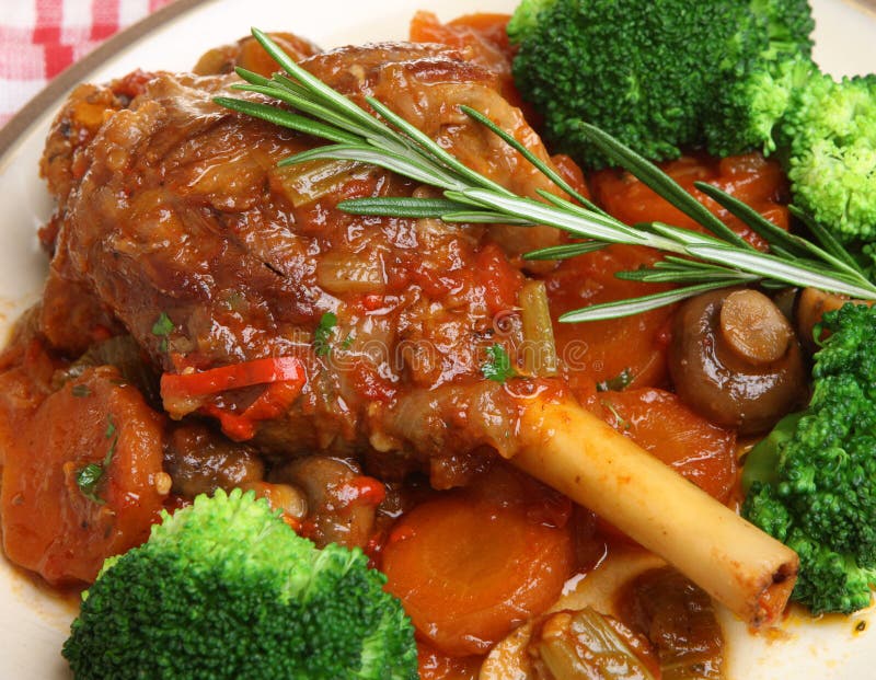 Cena Dello Stinco Dell&rsquo;arrosto Di Agnello Immagine Stock - Immagine di
