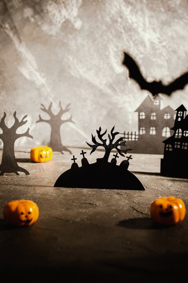 Cena De Halloween Casas De Papel E árvores Enevoadas Escuras No Cemitério  Imagem de Stock - Imagem de casa, arrepiante: 129450157