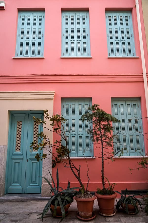 Porta E Janelas De Madeira Escuras De Entrada Da Mostra Do Fundo Da Fachada  Da Casa De Fileira Com a Haste De Aço Na Luz - Parede Foto de Stock - Imagem