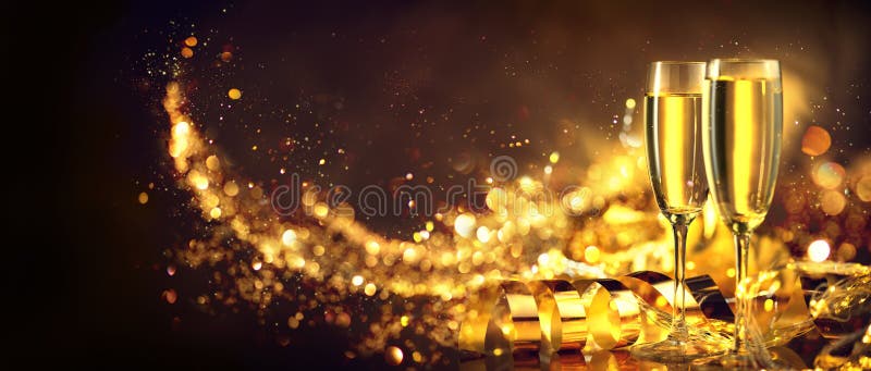 Cena do Natal Champanhe do feriado sobre o fundo do fulgor dourado Natal e celebração do ano novo Duas flautas com vinho espumant