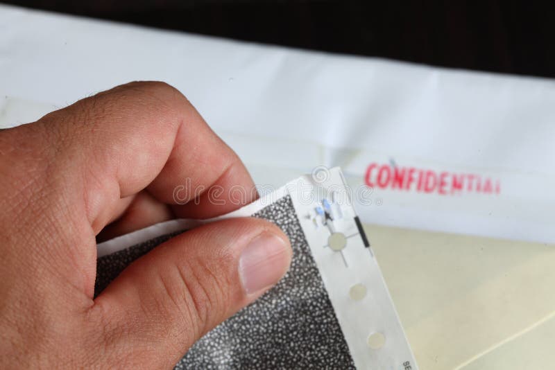 Cena do original da posse da mão do homem imagens de stock royalty free