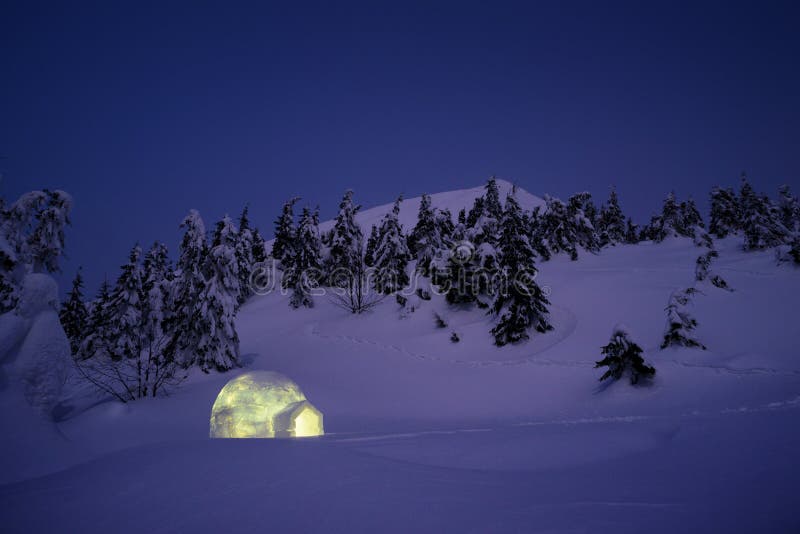 Cena do país das maravilhas do inverno com neve do iglu imagens de stock Cena do país das maravilhas do inverno com neve do iglu imagens de stock