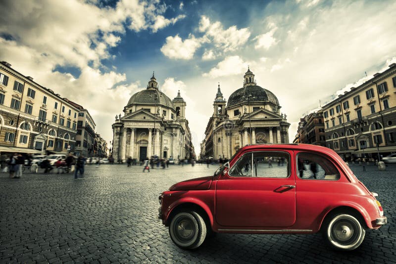 Cena italiana do carro vermelho velho do vintage no centro histórico de Roma Italy