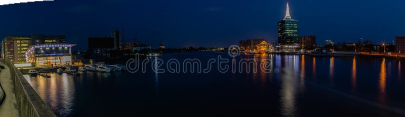 Cena panorâmico da noite da angra de cinco cauris e das torres Victoria Island de Civic Center, Lagos Nigéria fotos de stock royalty free Cena panorâmico da noite da angra de cinco cauris e das torres Victoria Island de Civic Center, Lagos Nigéria fotos de stock royalty free