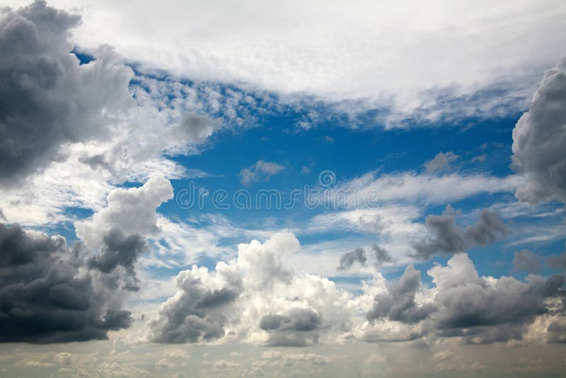 A cena sonhadora bonita do ar nubla-se no fundo do céu azul imagens de stock A cena sonhadora bonita do ar nubla-se no fundo do céu azul imagens de stock
