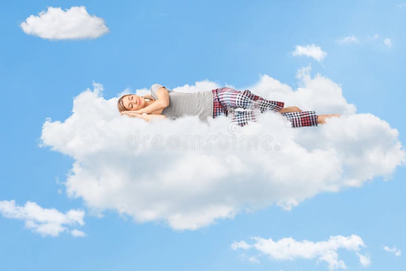 Cena tranquilo de uma mulher que dorme na nuvem