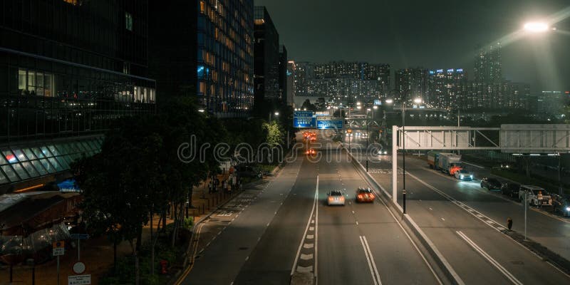 Cena urbana noturna com uma rua movimentada com vários carros em hong kong. fotografia de stock