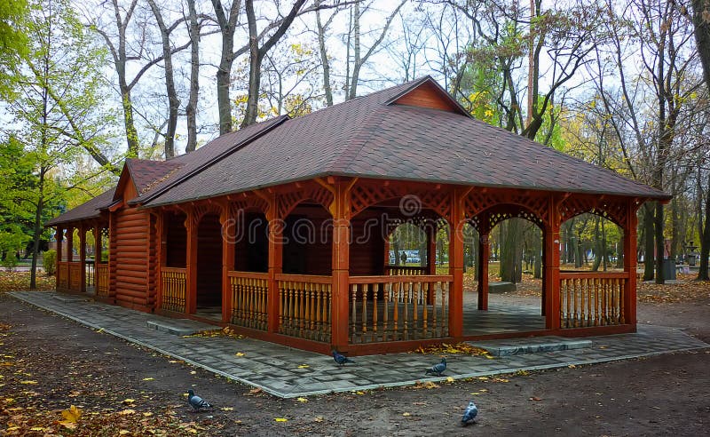 Cenador de madera del verano en un parque en otoño con foto de archivo libre de regalías Cenador de madera del verano en un parque en otoño con foto de archivo libre de regalías