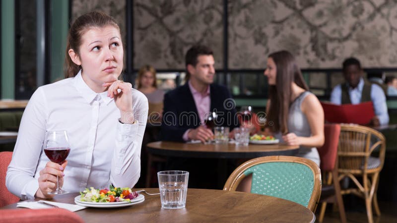 Ragazza al ristorante