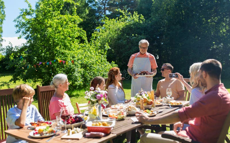 Cenare della famiglia o ricevimento all'aperto felice di estate