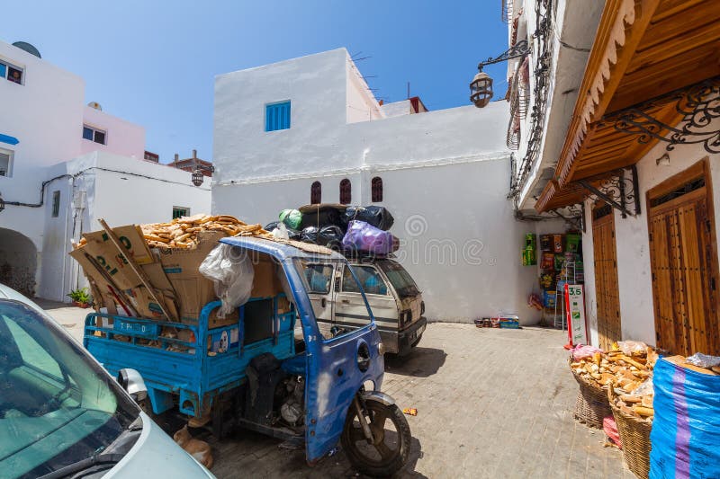 Cenas de rua em uma cidade do Mediterrâneo com prédios lavados imagens de stock
