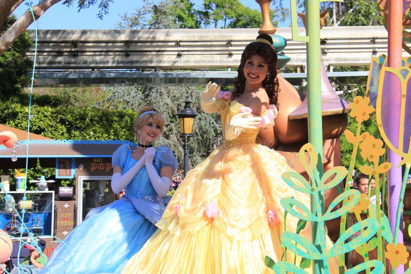Cendrillon et princesse Belle chez Disneyland photo stock Cendrillon et princesse Belle chez Disneyland photo stock