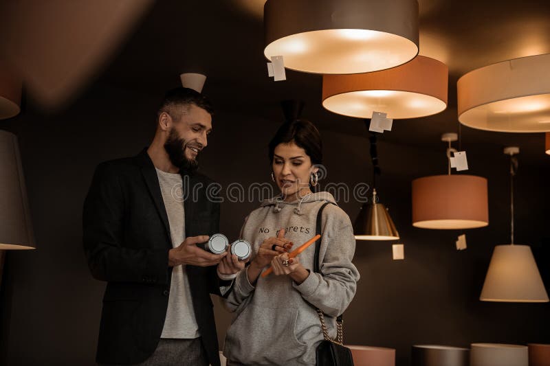 Cenna atrakcyjna para obserwuje różnych rozmiary lampy obrazy stock Cenna atrakcyjna para obserwuje różnych rozmiary lampy obrazy stock