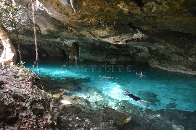 Cenote Dos Ojos en la península del Yucatán, México imagen de archivo libre de regalías
