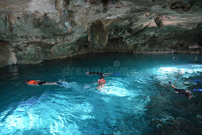 Cenote Dos Ojos i den Yucatan halvön, Mexico arkivbilder Cenote Dos Ojos i den Yucatan halvön, Mexico arkivbilder