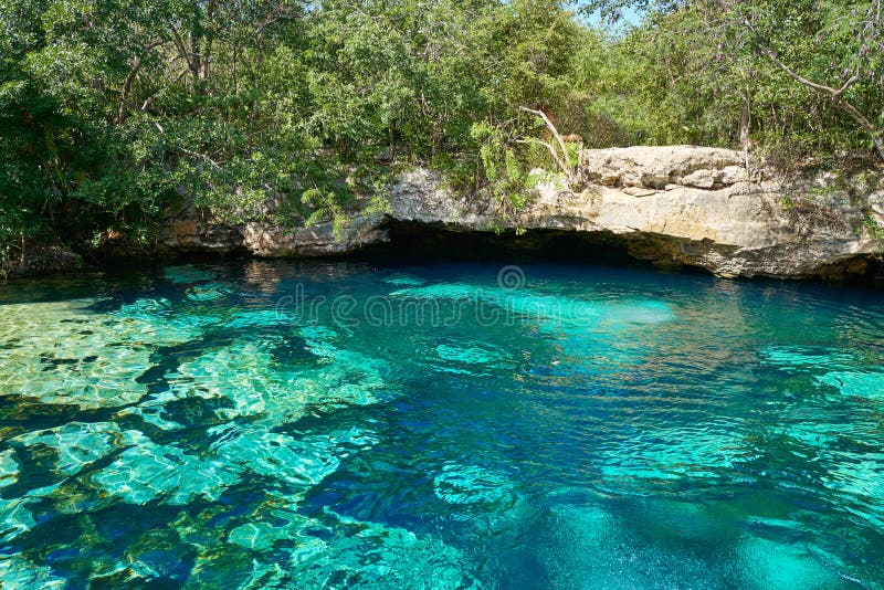 Cenote en maya de Riviera de México maya