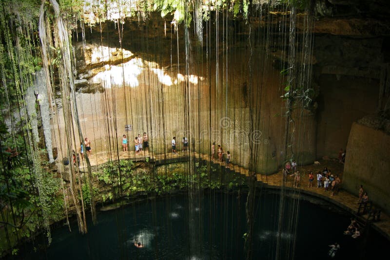 Cenote Ik Kil cerca de Chichen Itza, México fotografía de archivo libre de regalías Cenote Ik Kil cerca de Chichen Itza, México fotografía de archivo libre de regalías