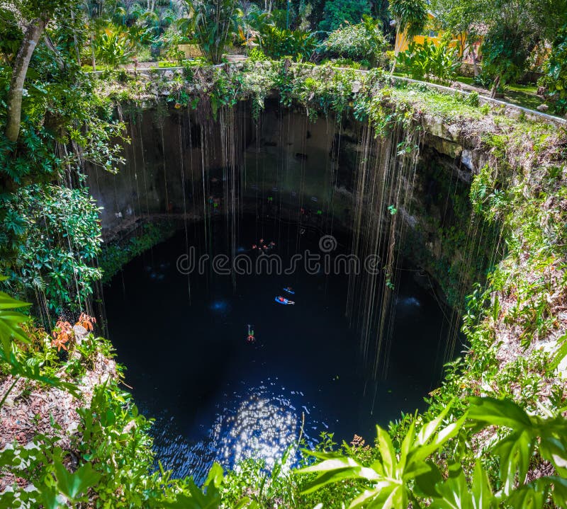 Cenote Ik Kil - Yucatan, Mexique image libre de droits Cenote Ik Kil - Yucatan, Mexique image libre de droits