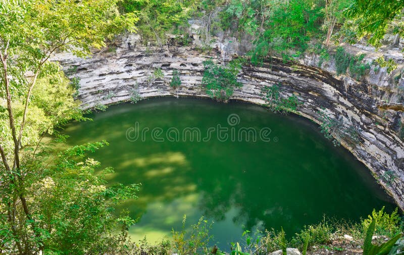 Cenote Sagrado sakral sinkhole Chichen Itza royaltyfri fotografi Cenote Sagrado sakral sinkhole Chichen Itza royaltyfri fotografi