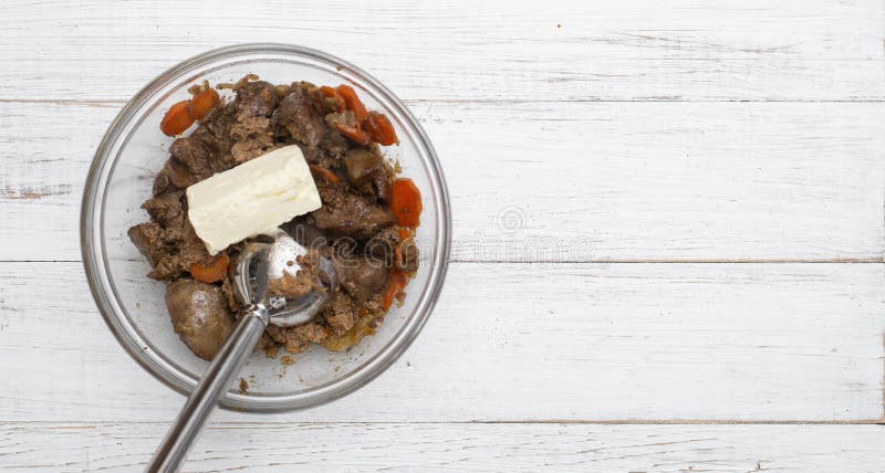 Cebola De Cenoura De Fígado De Frango Numa Panela. Preparação Do