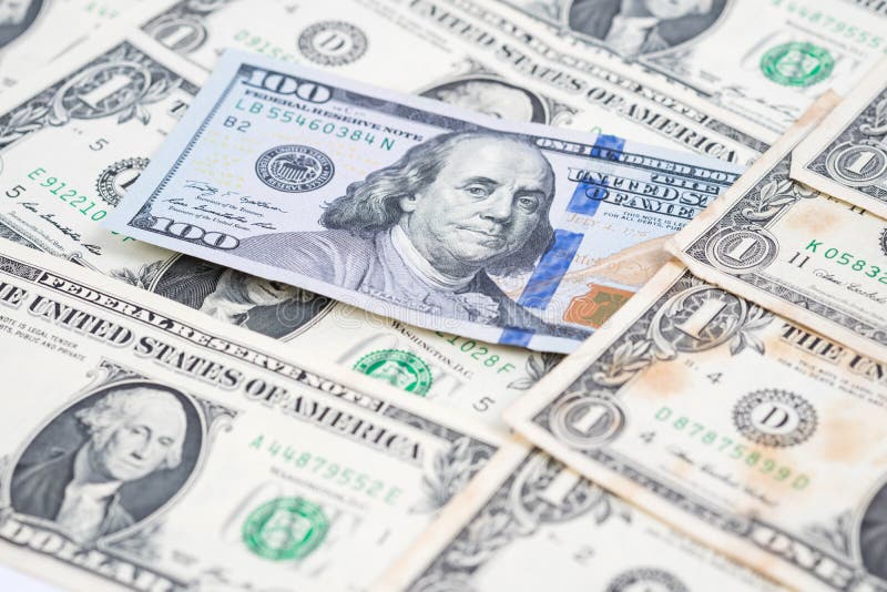 Cent billets d'un dollar dans la pile des billets de banque de l'un dollar image libre de droits Cent billets d'un dollar dans la pile des billets de banque de l'un dollar image libre de droits