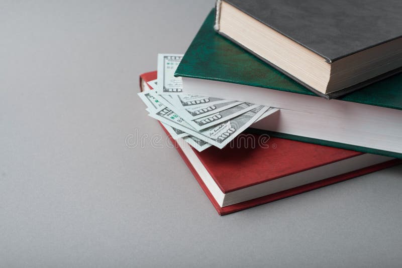 Cent billets d'un dollar dans les livres photographie stock Cent billets d'un dollar dans les livres photographie stock